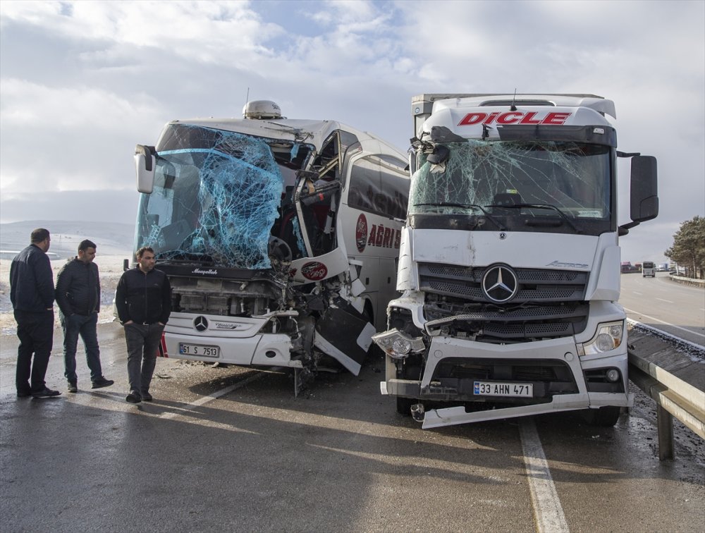 Erzurum'da otobüs, 3 tır ve otomobilin karıştığı kazada 5 kişi yaralandı