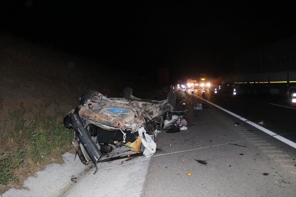 Kocaeli'de tıra çarpan otomobildeki 3 kişi hayatını kaybetti