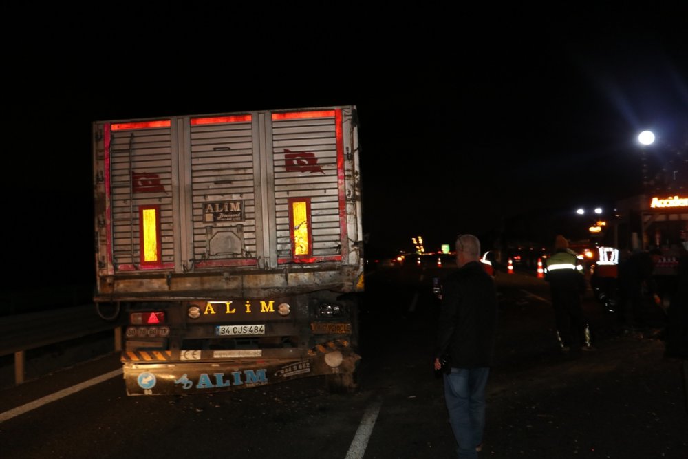 Kocaeli'de tıra çarpan otomobildeki 3 kişi hayatını kaybetti