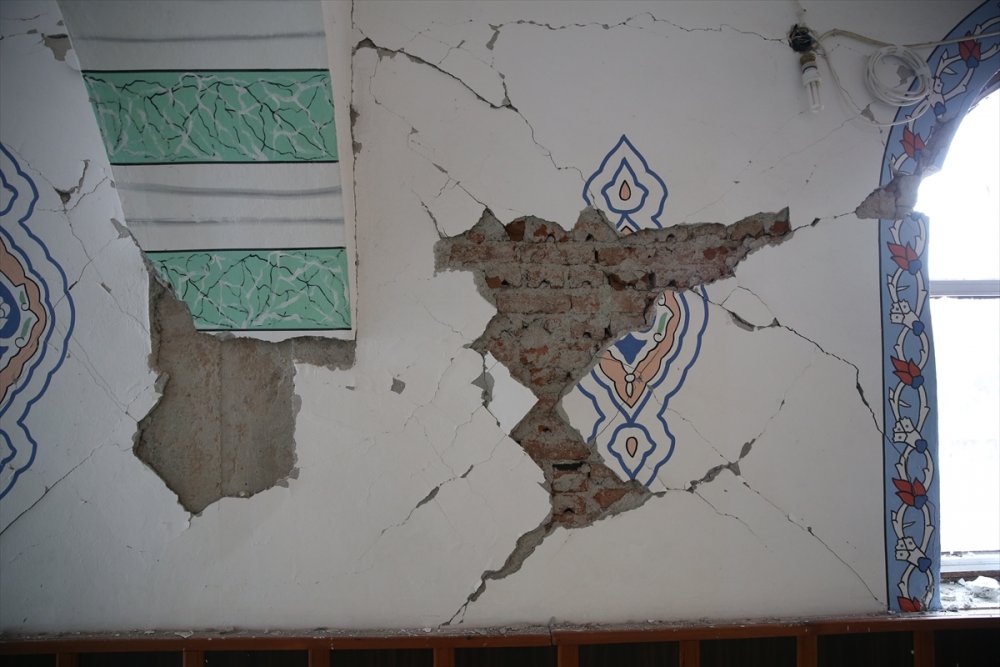 Düzce'de depremde hasar gören Sarıdere Köyü Camisi yıkılacak