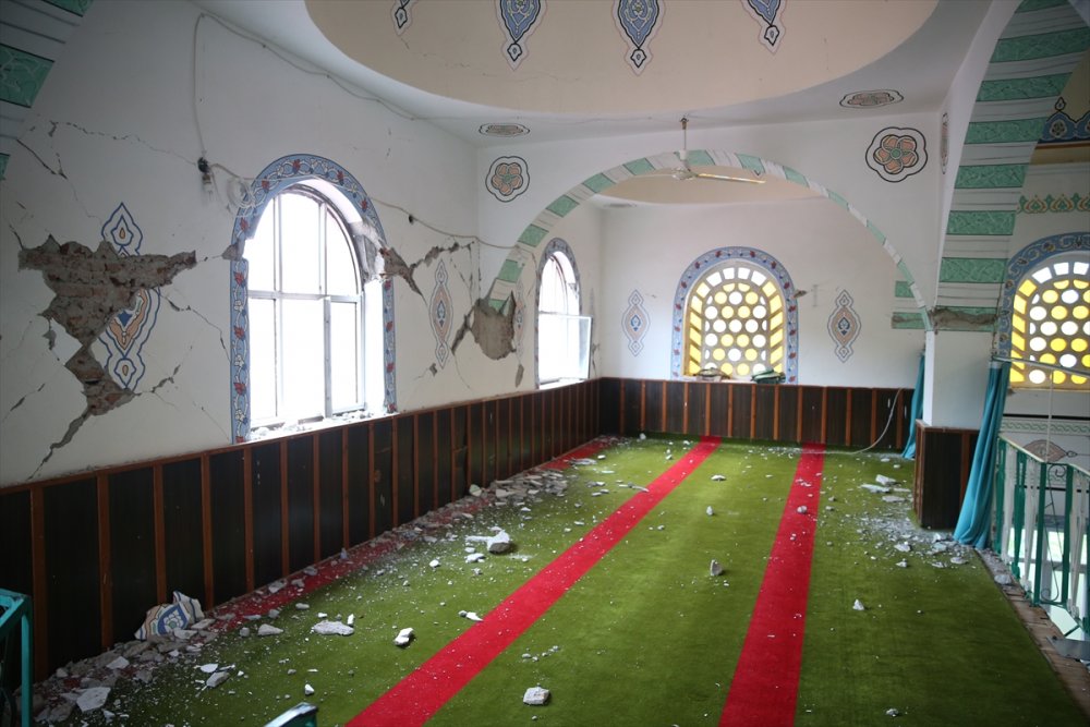 Düzce'de depremde hasar gören Sarıdere Köyü Camisi yıkılacak