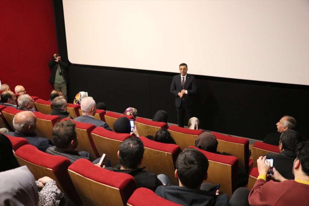 Engelli Milletvekili Bayram, hayatının anlatıldığı "Buğday Tanesi" filmini hemşehrileriyle izledi
