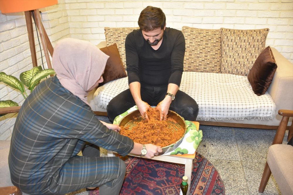 İran'daki Türk öğrencilerden çiğ köfteli Şeb-i Yelda kutlaması