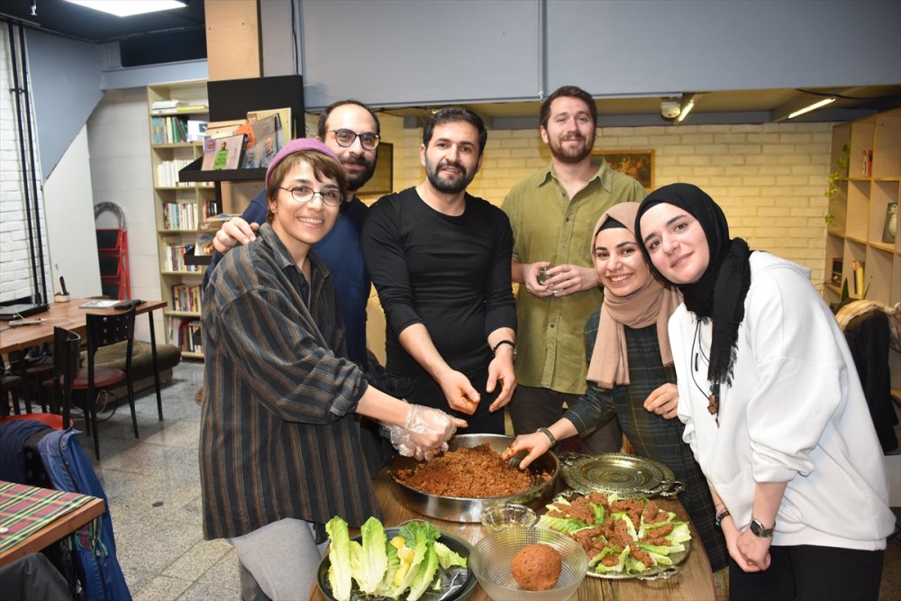 İran'daki Türk öğrencilerden çiğ köfteli Şeb-i Yelda kutlaması