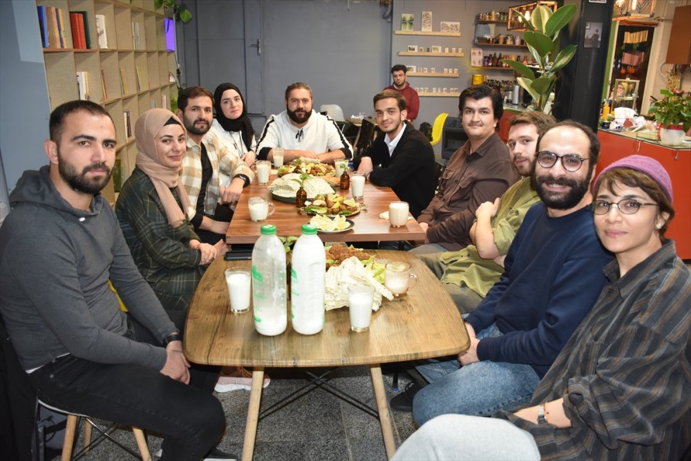 İran'daki Türk öğrencilerden çiğ köfteli Şeb-i Yelda kutlaması