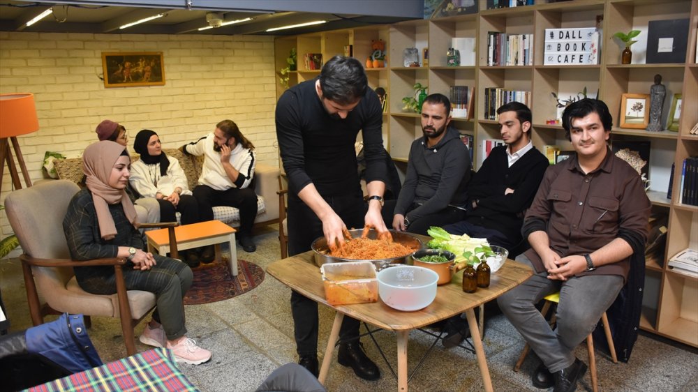 İran'daki Türk öğrencilerden çiğ köfteli Şeb-i Yelda kutlaması