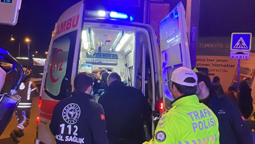 Ataşehir'de 14 yaşındaki çocuğun kullandığı otomobil korkuluklara çarptı 2 kişi yaralandı