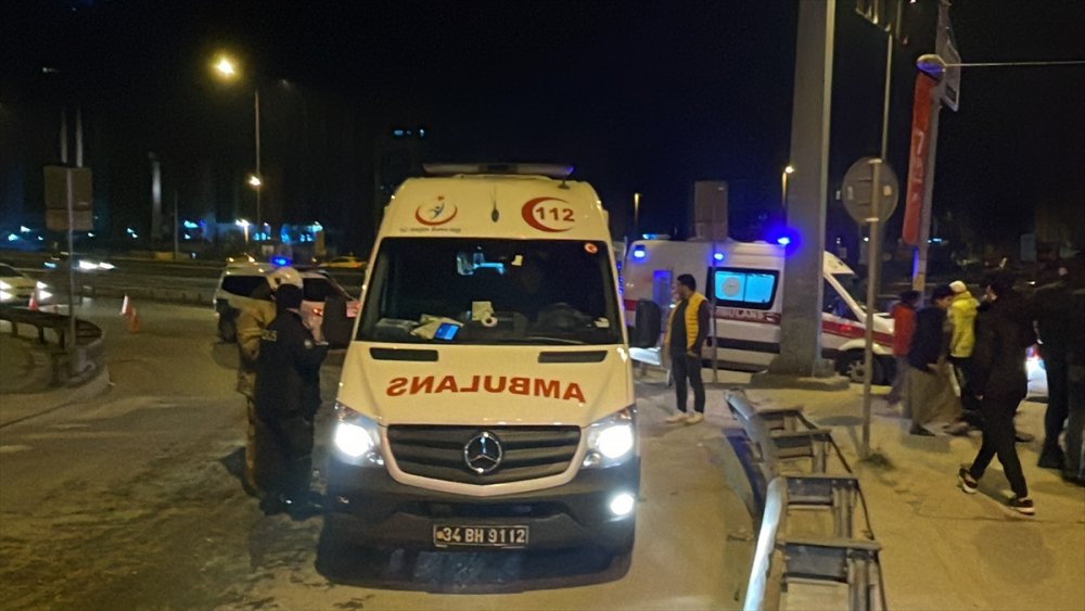 Ataşehir'de 14 yaşındaki çocuğun kullandığı otomobil korkuluklara çarptı 2 kişi yaralandı