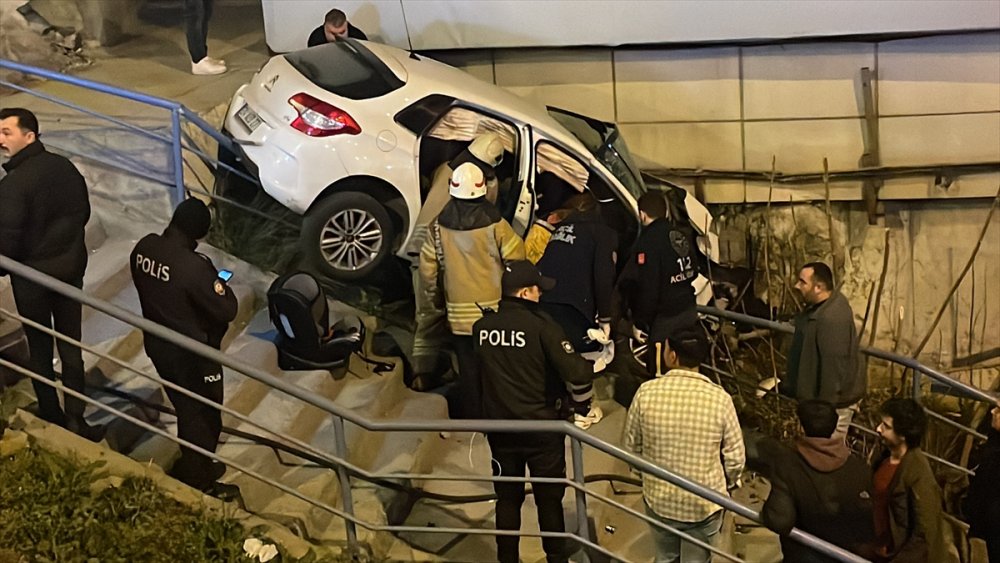 Ataşehir'de 14 yaşındaki çocuğun kullandığı otomobil korkuluklara çarptı 2 kişi yaralandı