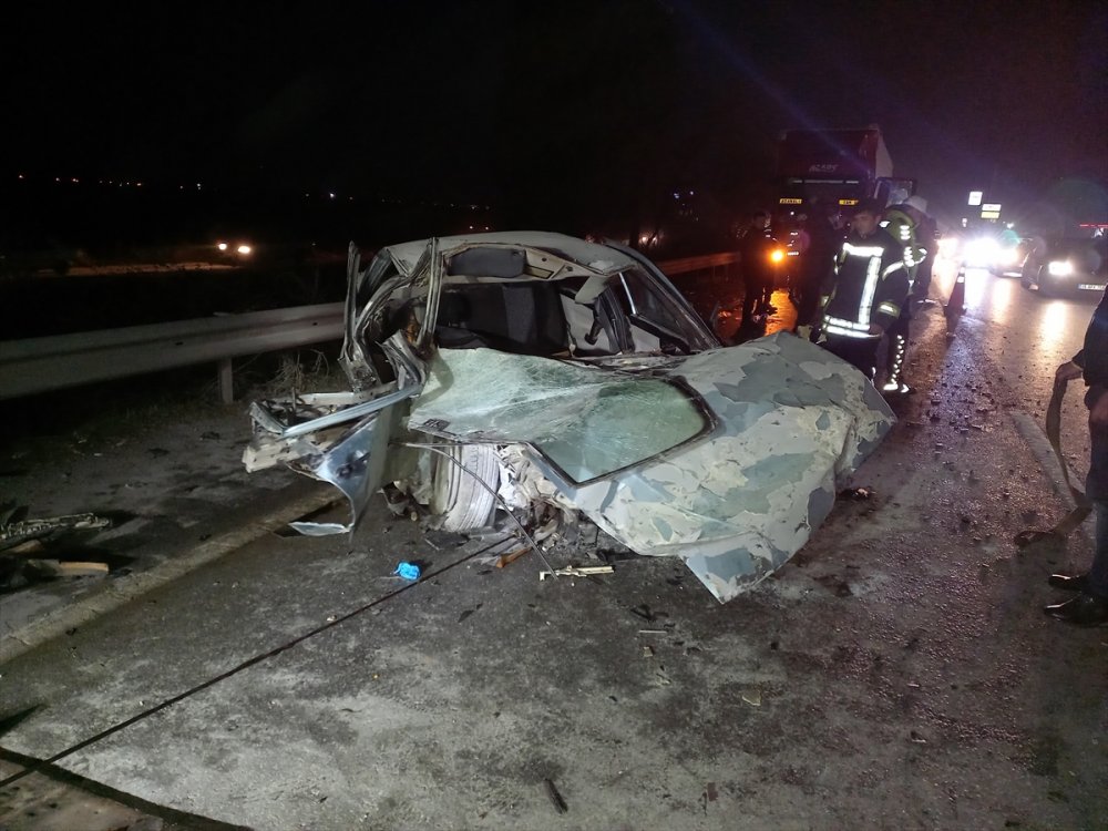 Manisa'da tırla çarpışan otomobildeki çift öldü, 2 kişi ağır yaralandı