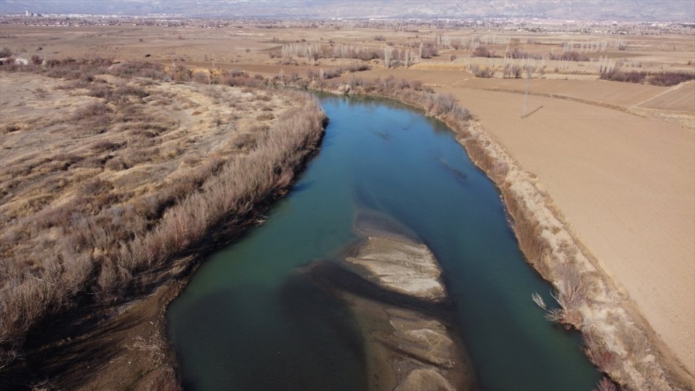 Türkiye'nin en hızlı akan nehirlerinden Karasu'da su seviyesi düştü