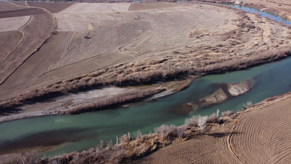 Türkiye'nin en hızlı akan nehirlerinden Karasu'da su seviyesi düştü