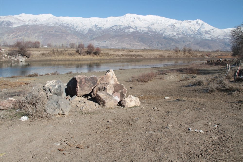 Türkiye'nin en hızlı akan nehirlerinden Karasu'da su seviyesi düştü