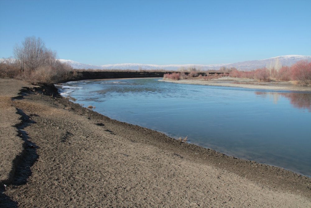Türkiye'nin en hızlı akan nehirlerinden Karasu'da su seviyesi düştü