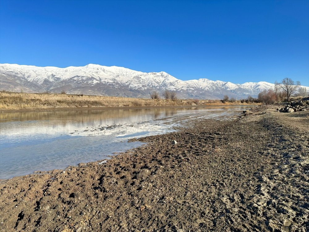 Türkiye'nin en hızlı akan nehirlerinden Karasu'da su seviyesi düştü