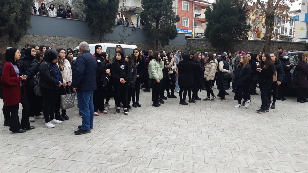 Kocaeli'de 5. kattan boş havuza düşerek ölen öğretmenin cenazesi defnedildi