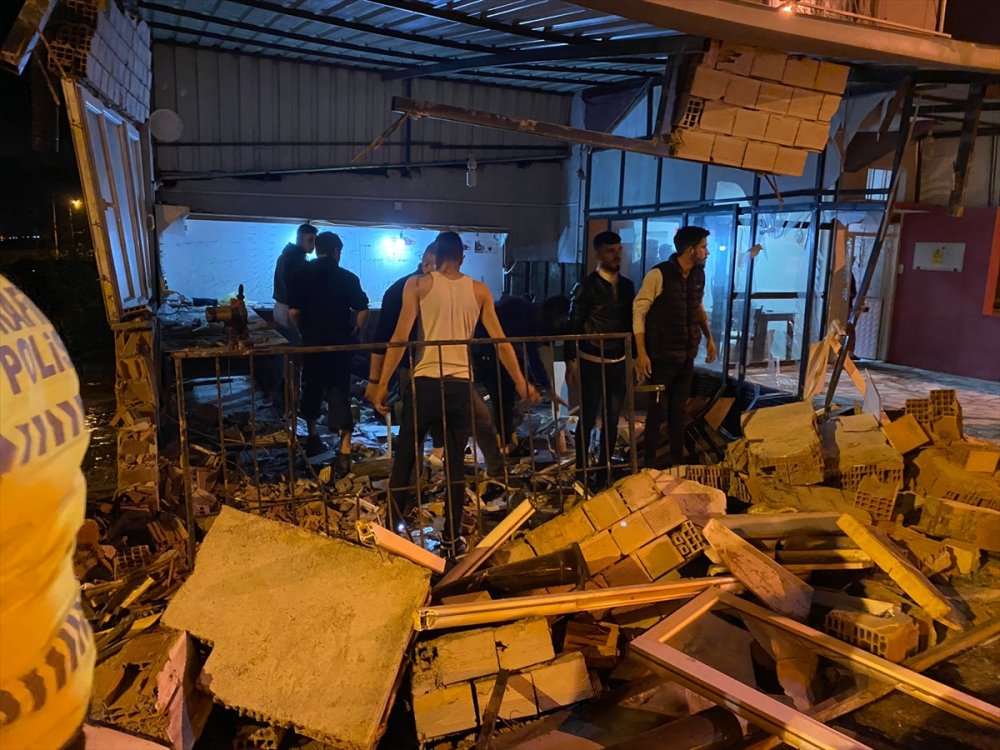 Aydın'da kontrolden çıkan araç iş yerine girdi