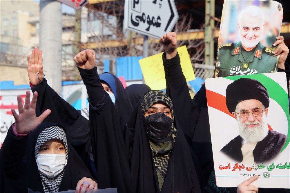 İranlı öğrenciler Fransız Charlie Hebdo dergisinin "Hamaney karikatürlerini” protesto etti