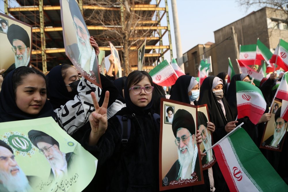 İranlı öğrenciler Fransız Charlie Hebdo dergisinin "Hamaney karikatürlerini” protesto etti