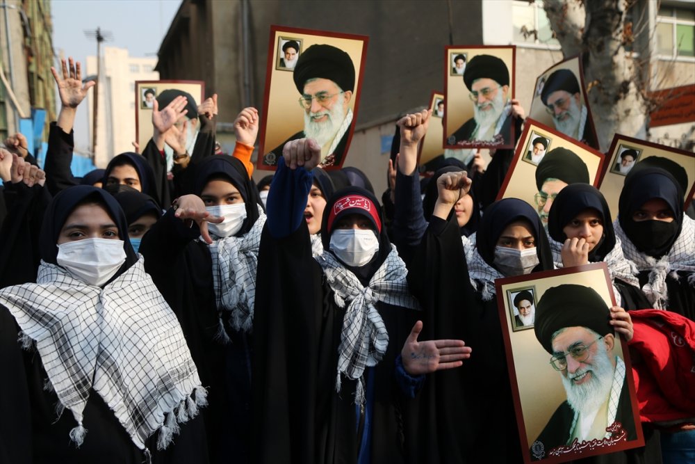 İranlı öğrenciler Fransız Charlie Hebdo dergisinin "Hamaney karikatürlerini” protesto etti