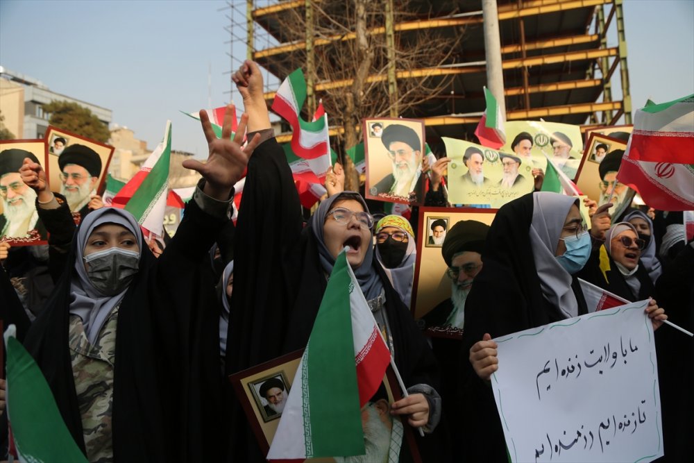 İranlı öğrenciler Fransız Charlie Hebdo dergisinin "Hamaney karikatürlerini” protesto etti