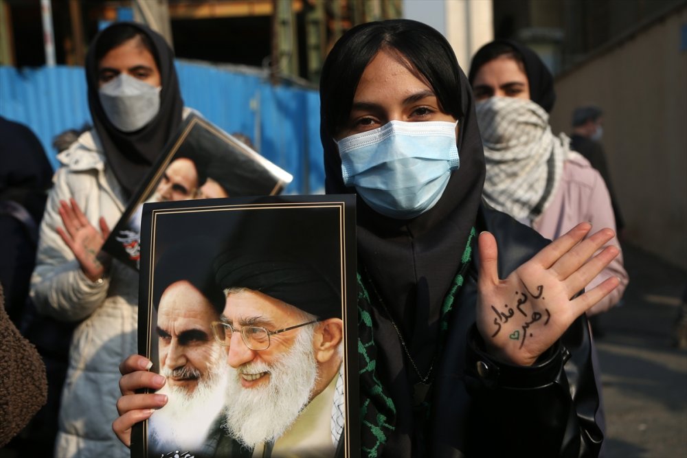 İranlı öğrenciler Fransız Charlie Hebdo dergisinin "Hamaney karikatürlerini” protesto etti