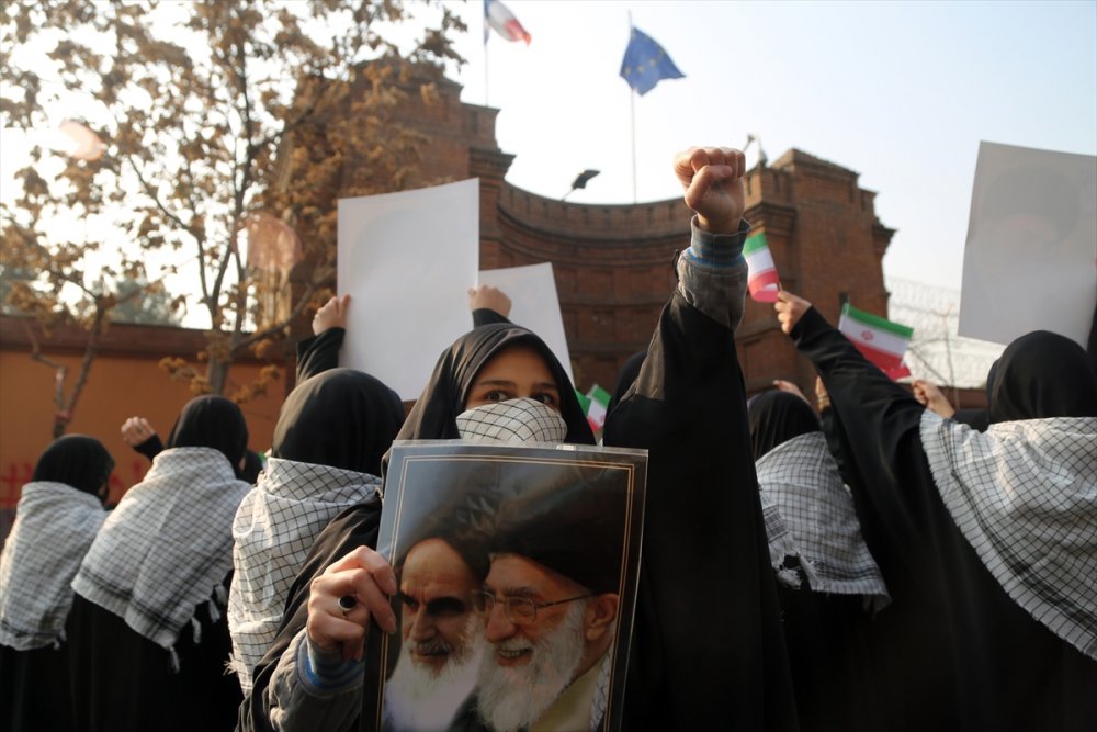 İranlı öğrenciler Fransız Charlie Hebdo dergisinin "Hamaney karikatürlerini” protesto etti