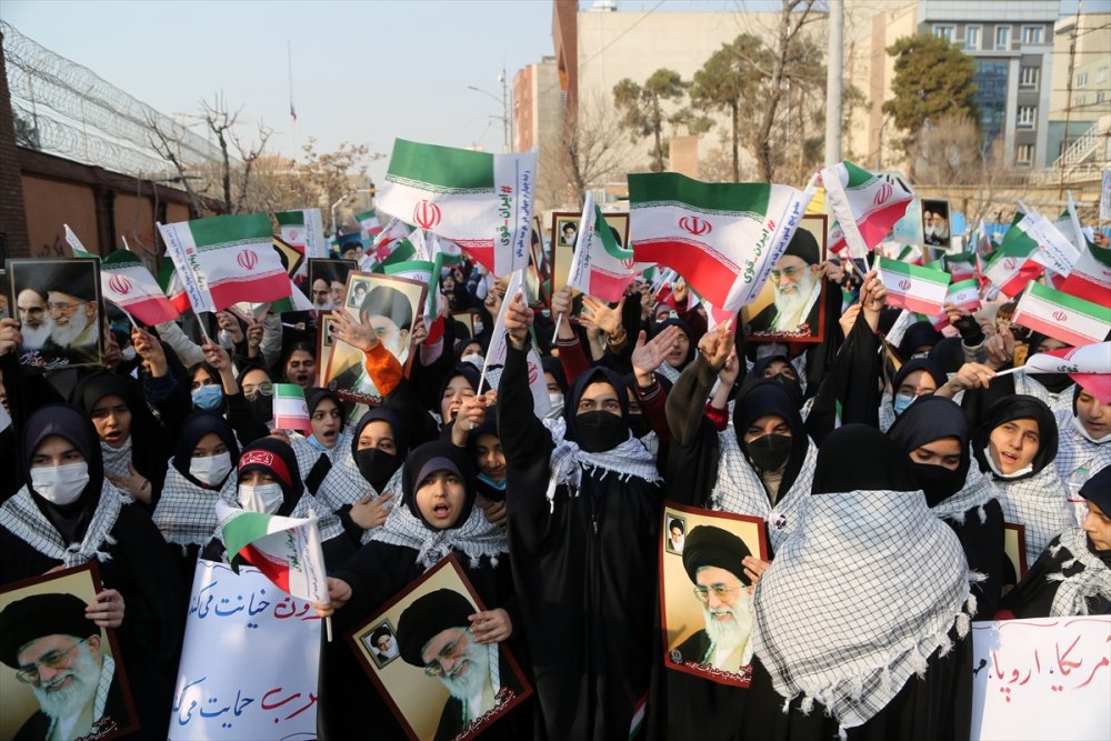 İranlı öğrenciler Fransız Charlie Hebdo dergisinin "Hamaney karikatürlerini” protesto etti