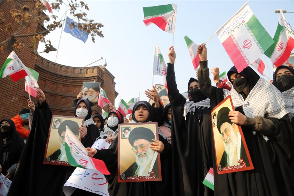 İranlı öğrenciler Fransız Charlie Hebdo dergisinin "Hamaney karikatürlerini” protesto etti