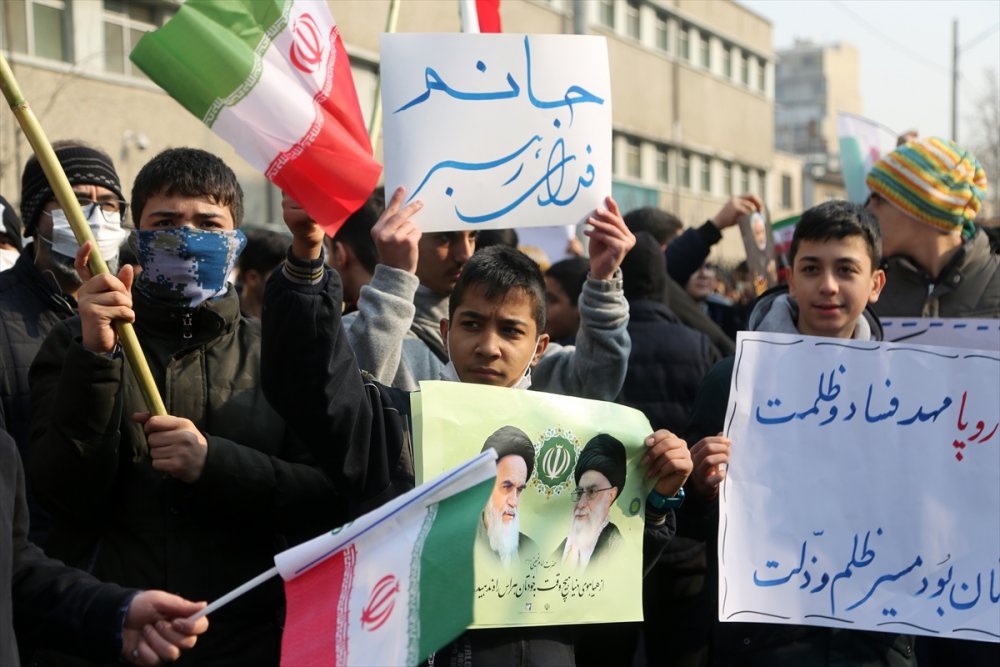 İranlı öğrenciler Fransız Charlie Hebdo dergisinin "Hamaney karikatürlerini” protesto etti