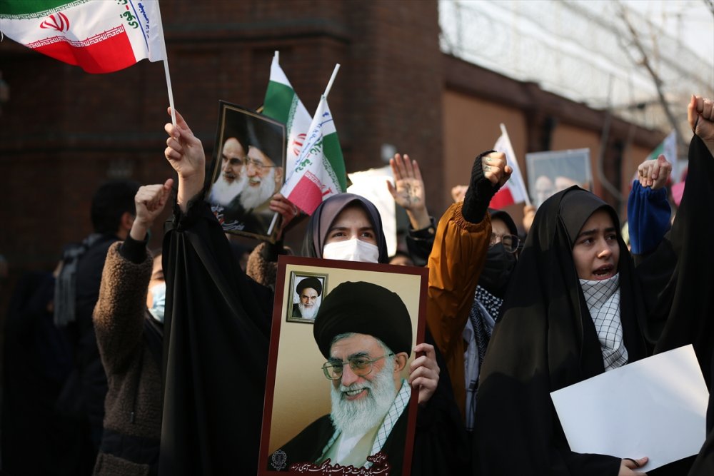 İranlı öğrenciler Fransız Charlie Hebdo dergisinin "Hamaney karikatürlerini” protesto etti