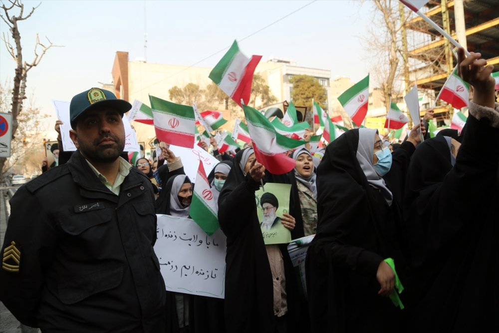 İranlı öğrenciler Fransız Charlie Hebdo dergisinin "Hamaney karikatürlerini” protesto etti