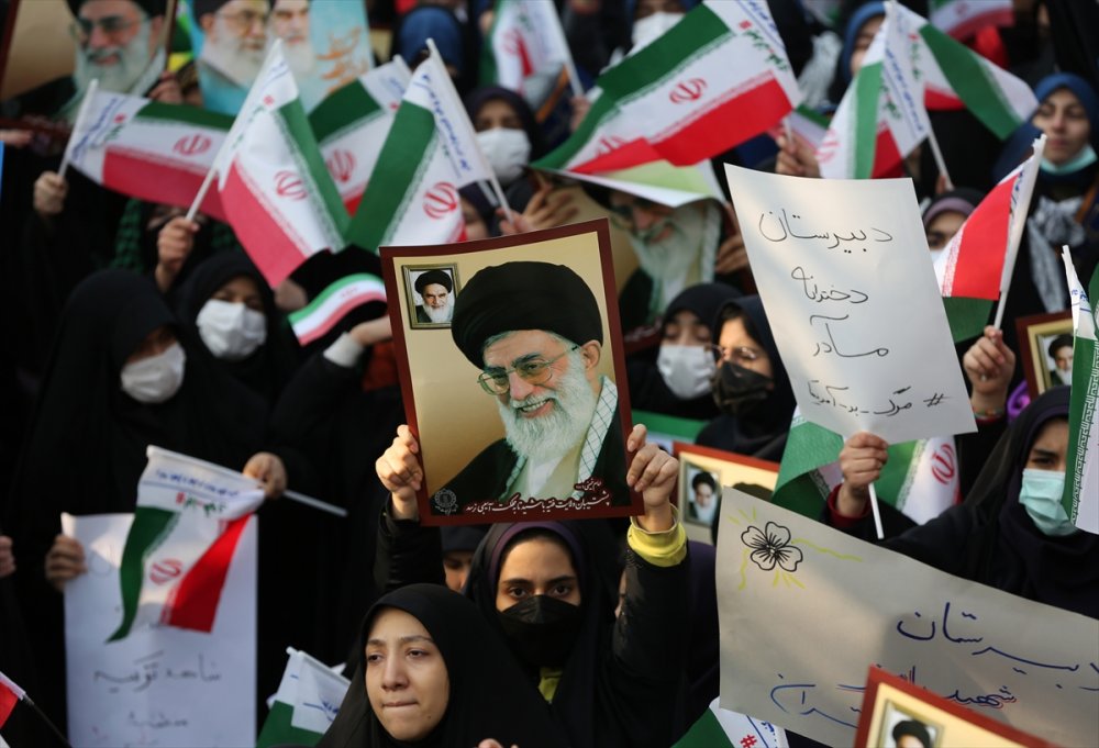 İranlı öğrenciler Fransız Charlie Hebdo dergisinin "Hamaney karikatürlerini” protesto etti