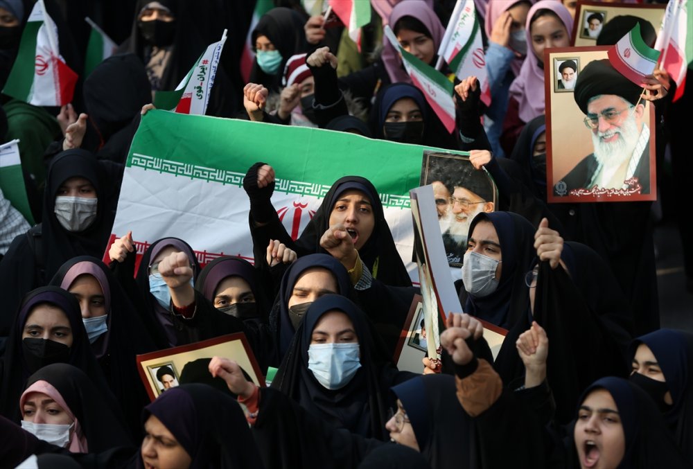 İranlı öğrenciler Fransız Charlie Hebdo dergisinin "Hamaney karikatürlerini” protesto etti