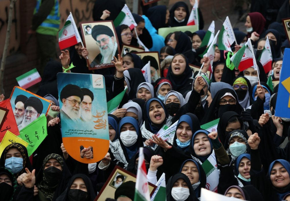 İranlı öğrenciler Fransız Charlie Hebdo dergisinin "Hamaney karikatürlerini” protesto etti