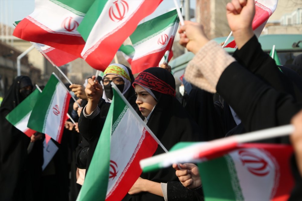 İranlı öğrenciler Fransız Charlie Hebdo dergisinin "Hamaney karikatürlerini” protesto etti