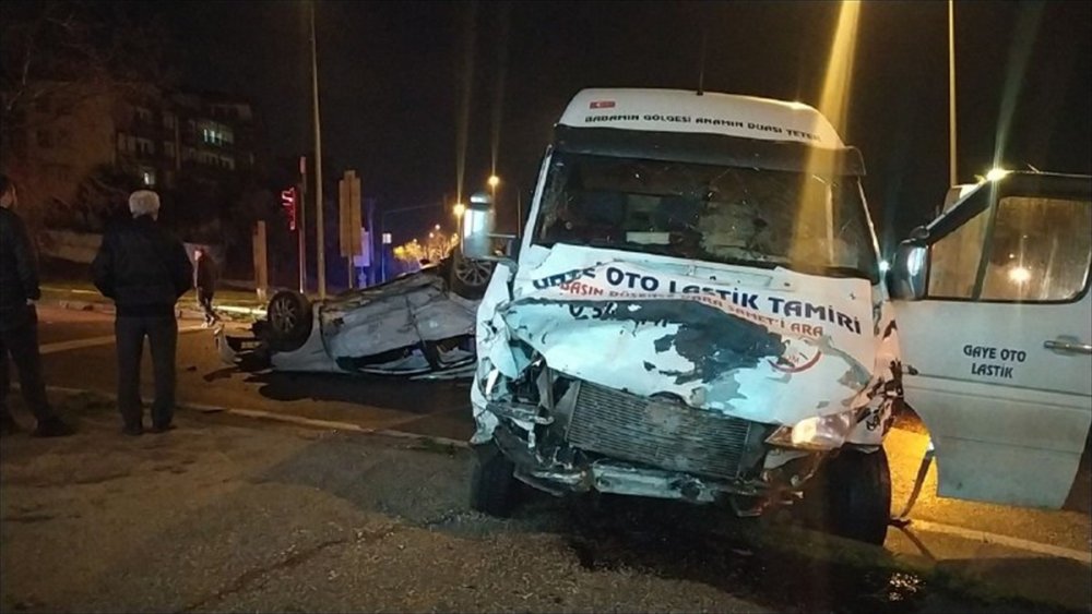 Bursa'da takla atan otomobilin sürücüsü ağır yaralandı