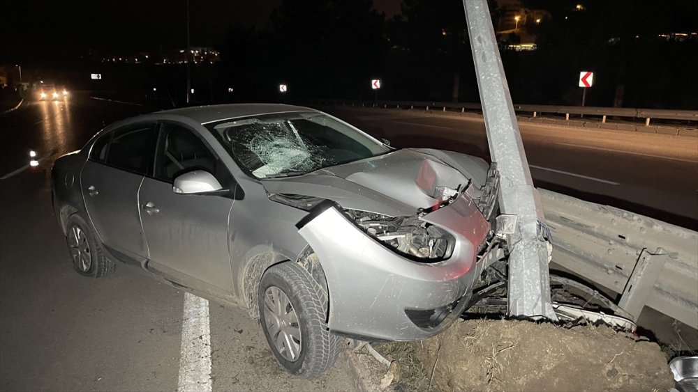 Karabük'te aydınlatma direğine çarpan otomobildeki 5 kişi yaralandı