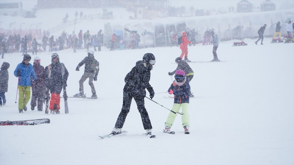 Erciyes'te pistler kayakseverlerle doldu