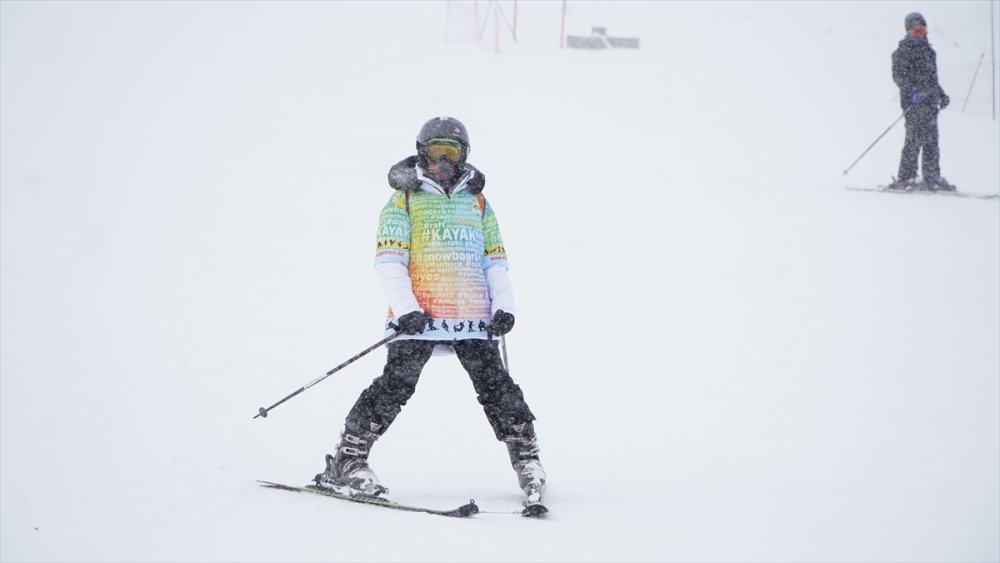 Erciyes'te pistler kayakseverlerle doldu