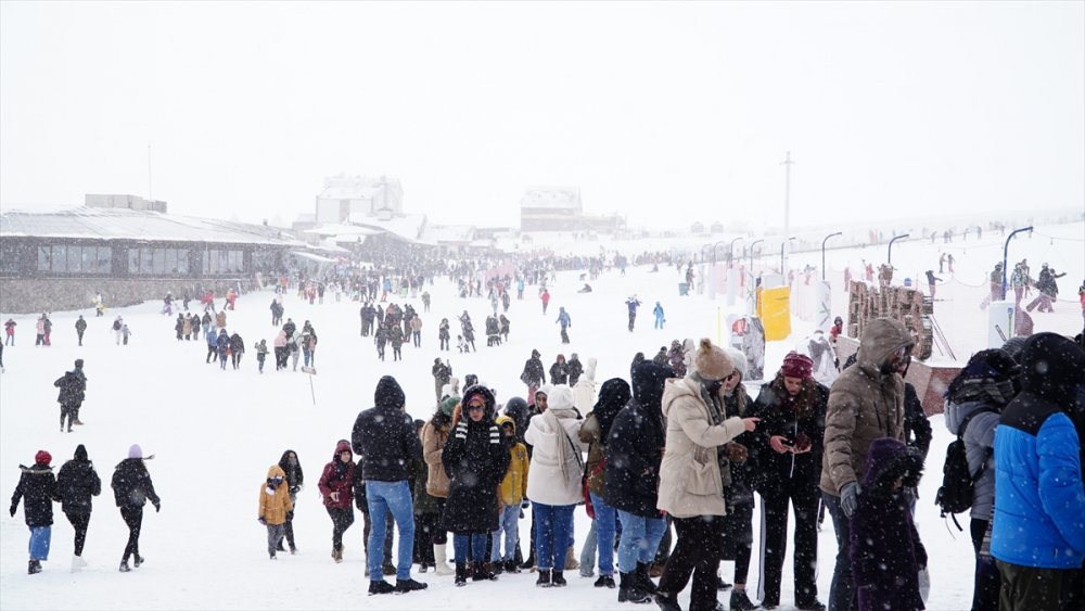 Erciyes'te pistler kayakseverlerle doldu