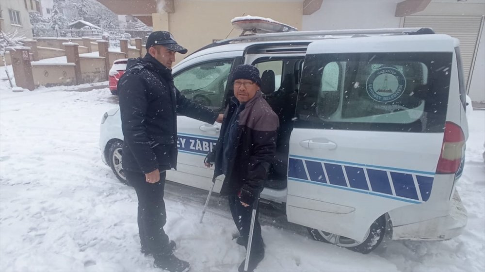 Gaziantep'te belediye ekipleri diyaliz hastalarını hastaneye ulaştırdı