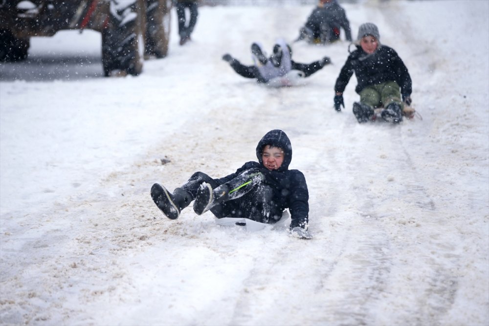 Kırklareli'nde çocuklar yarıyıl tatilinin son gününde karda eğlendi