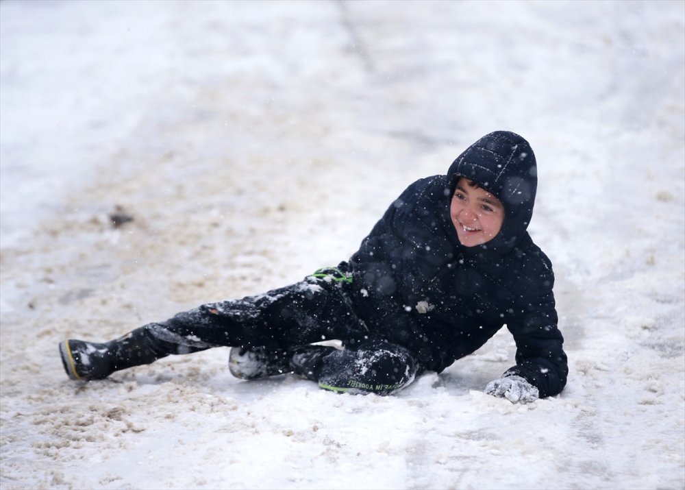 Kırklareli'nde çocuklar yarıyıl tatilinin son gününde karda eğlendi