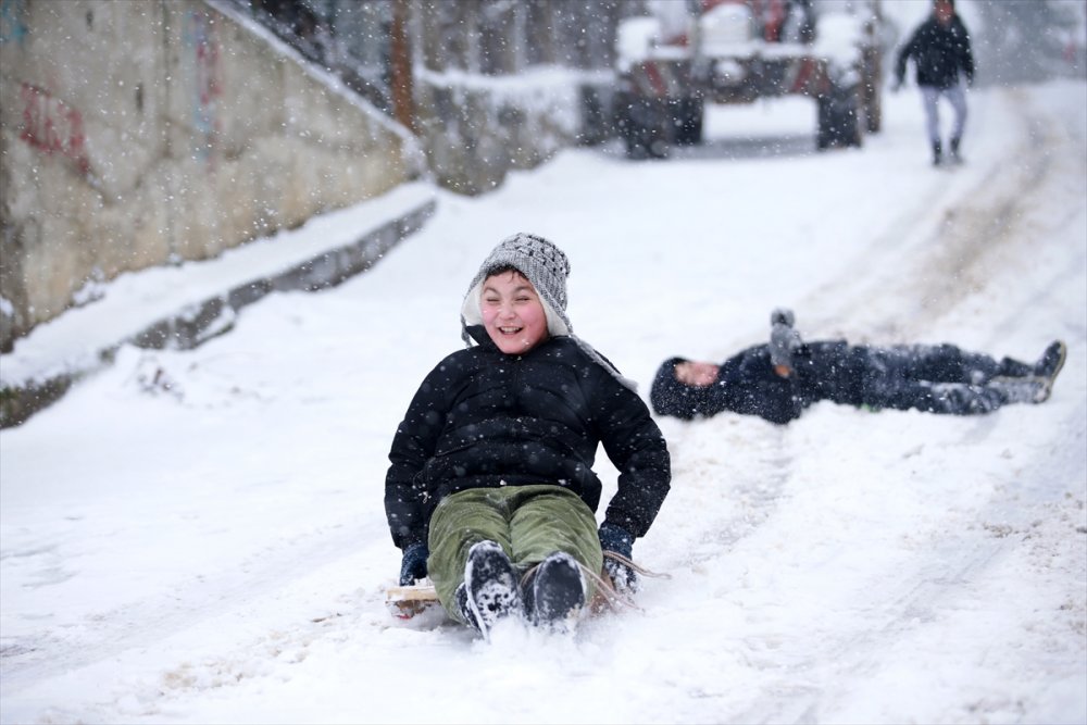 Kırklareli'nde çocuklar yarıyıl tatilinin son gününde karda eğlendi