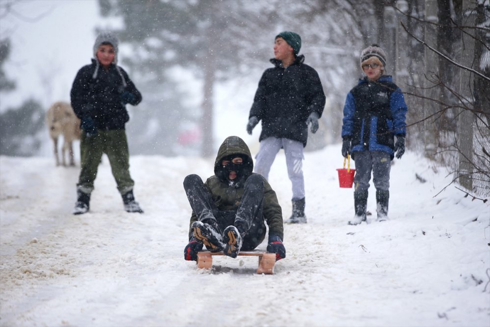 Kırklareli'nde çocuklar yarıyıl tatilinin son gününde karda eğlendi