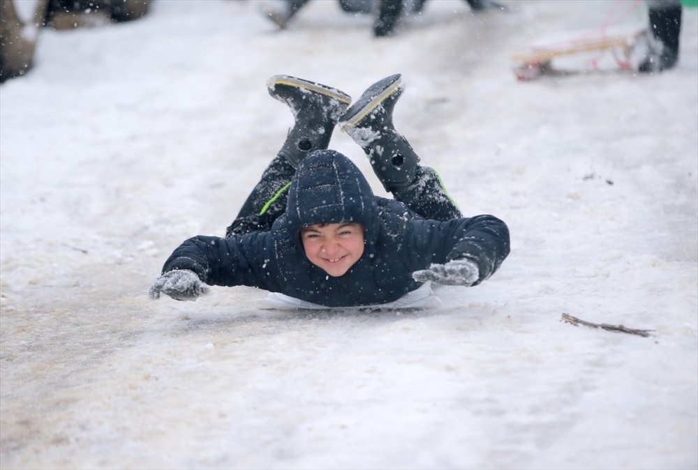 Kırklareli'nde çocuklar yarıyıl tatilinin son gününde karda eğlendi