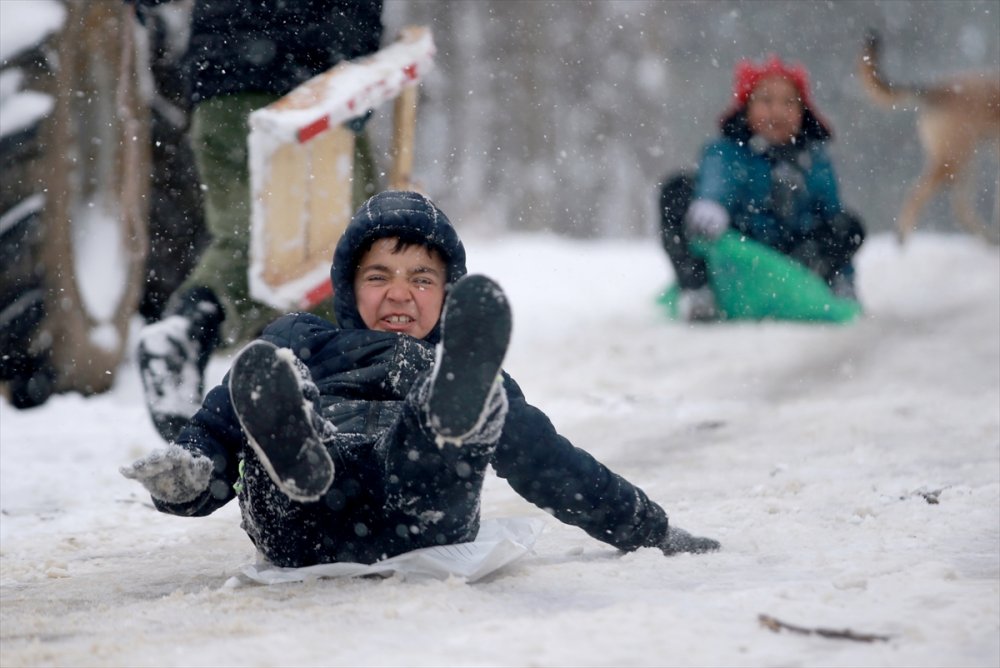 Kırklareli'nde çocuklar yarıyıl tatilinin son gününde karda eğlendi