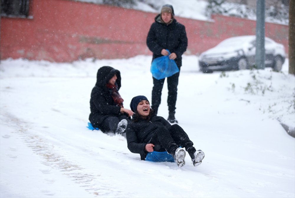 Kırklareli'nde çocuklar yarıyıl tatilinin son gününde karda eğlendi
