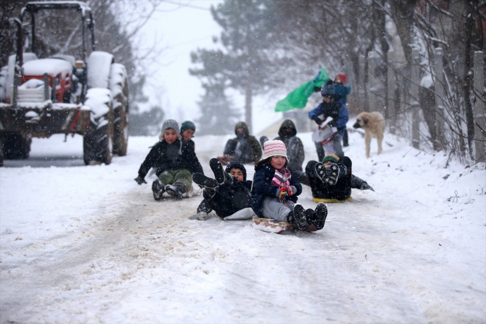 Kırklareli'nde çocuklar yarıyıl tatilinin son gününde karda eğlendi